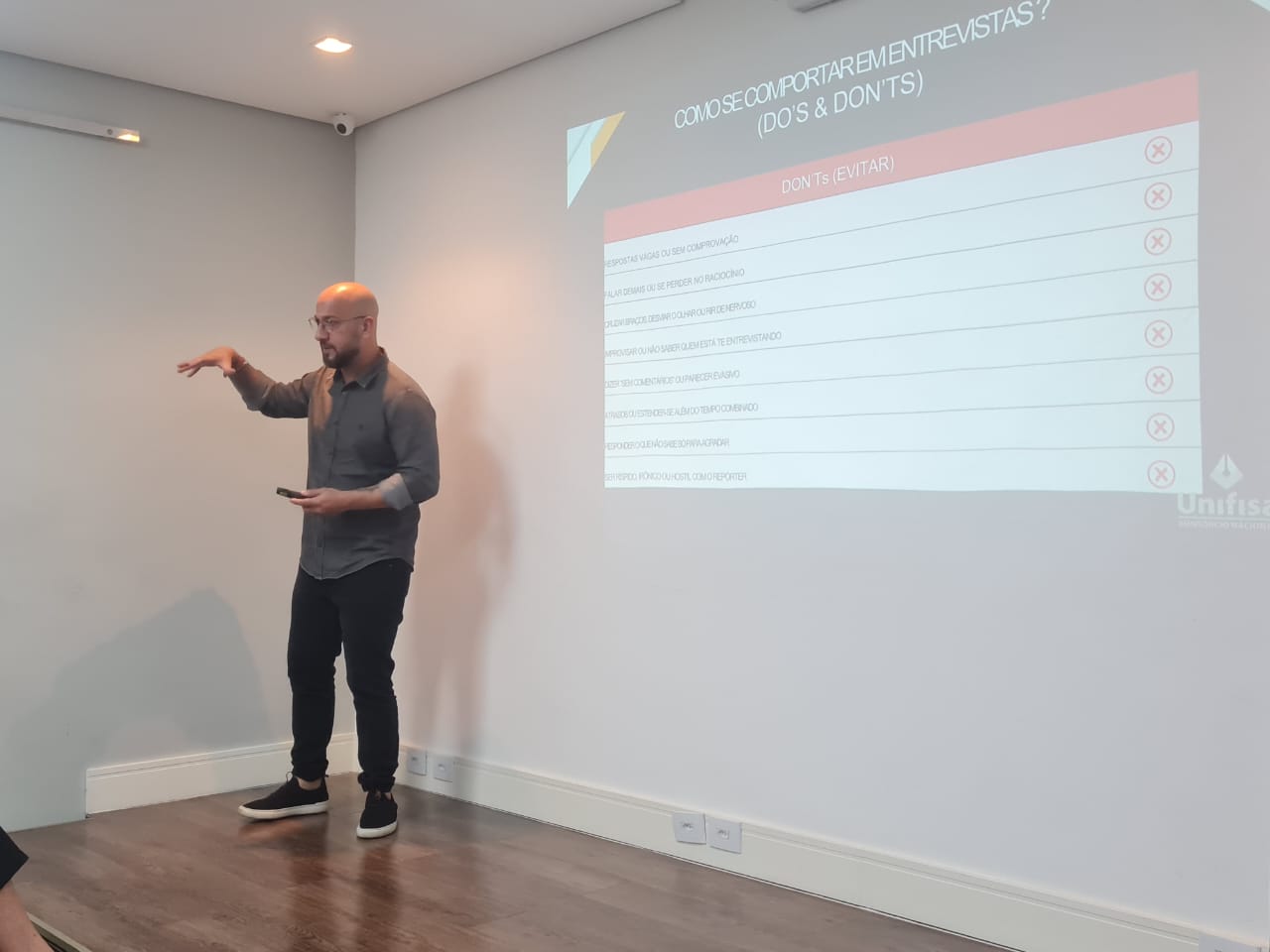 Bruno conduzindo sessão de media training